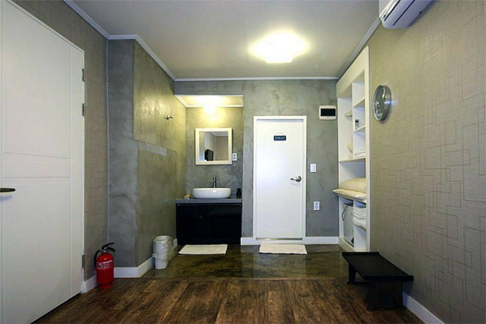 Crib 49 Guesthouse - Foreigner Only Seoul Bagian luar foto