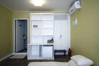 Crib 49 Guesthouse - Foreigner Only Seoul Bagian luar foto