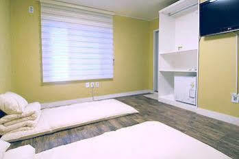Crib 49 Guesthouse - Foreigner Only Seoul Bagian luar foto